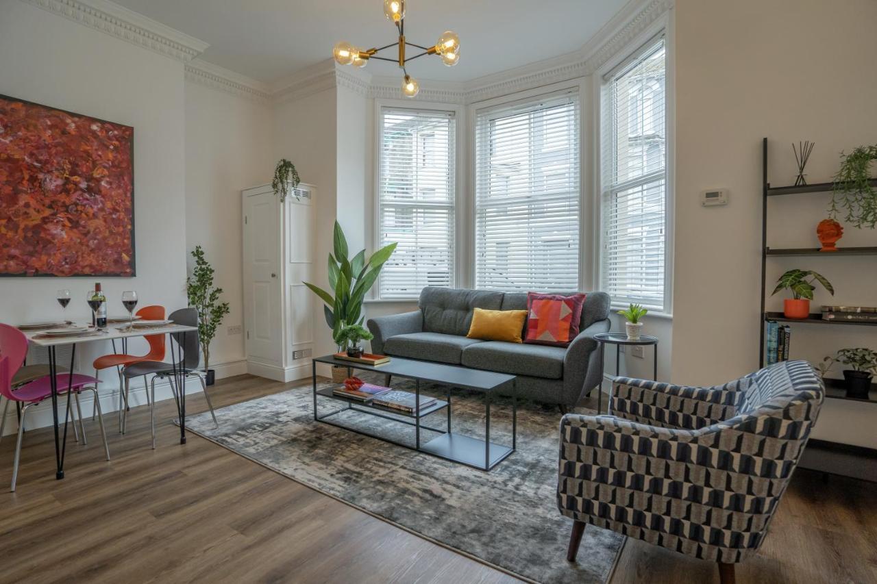 Luxurious And Spacious Apartment *